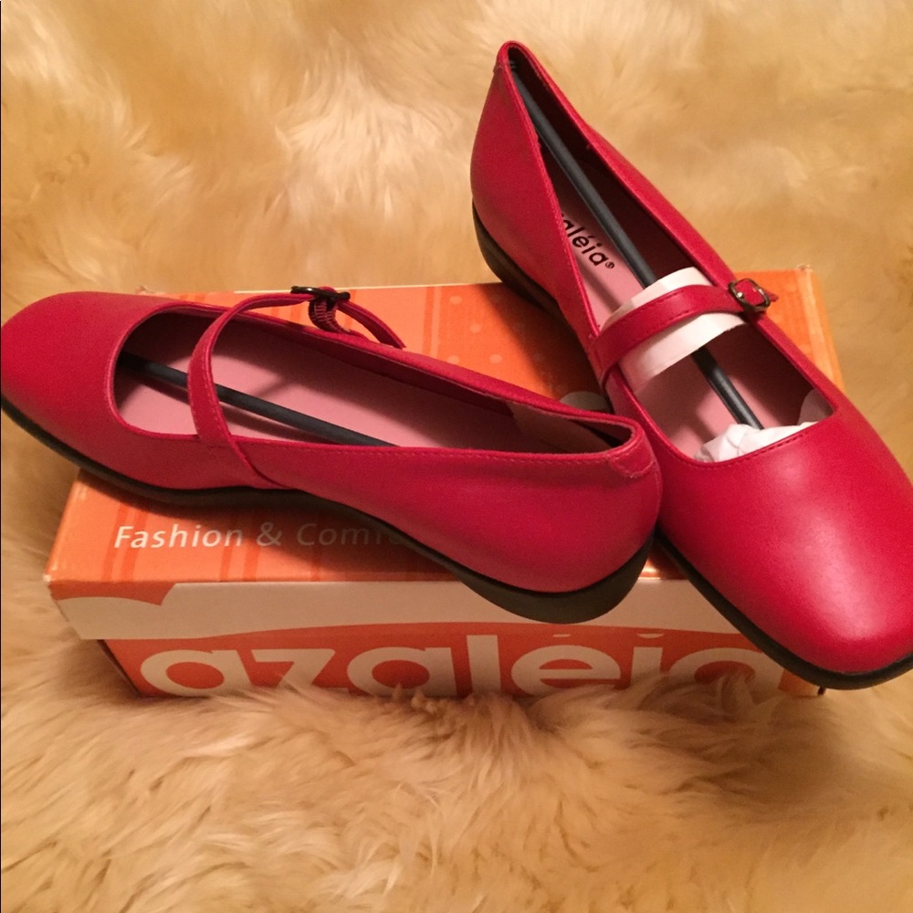 NIB Azaléia Red Mary Janes